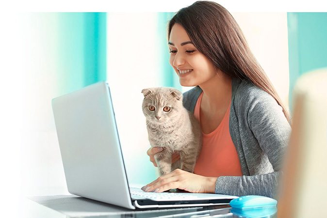 Persona trabajando desde casa con portátil