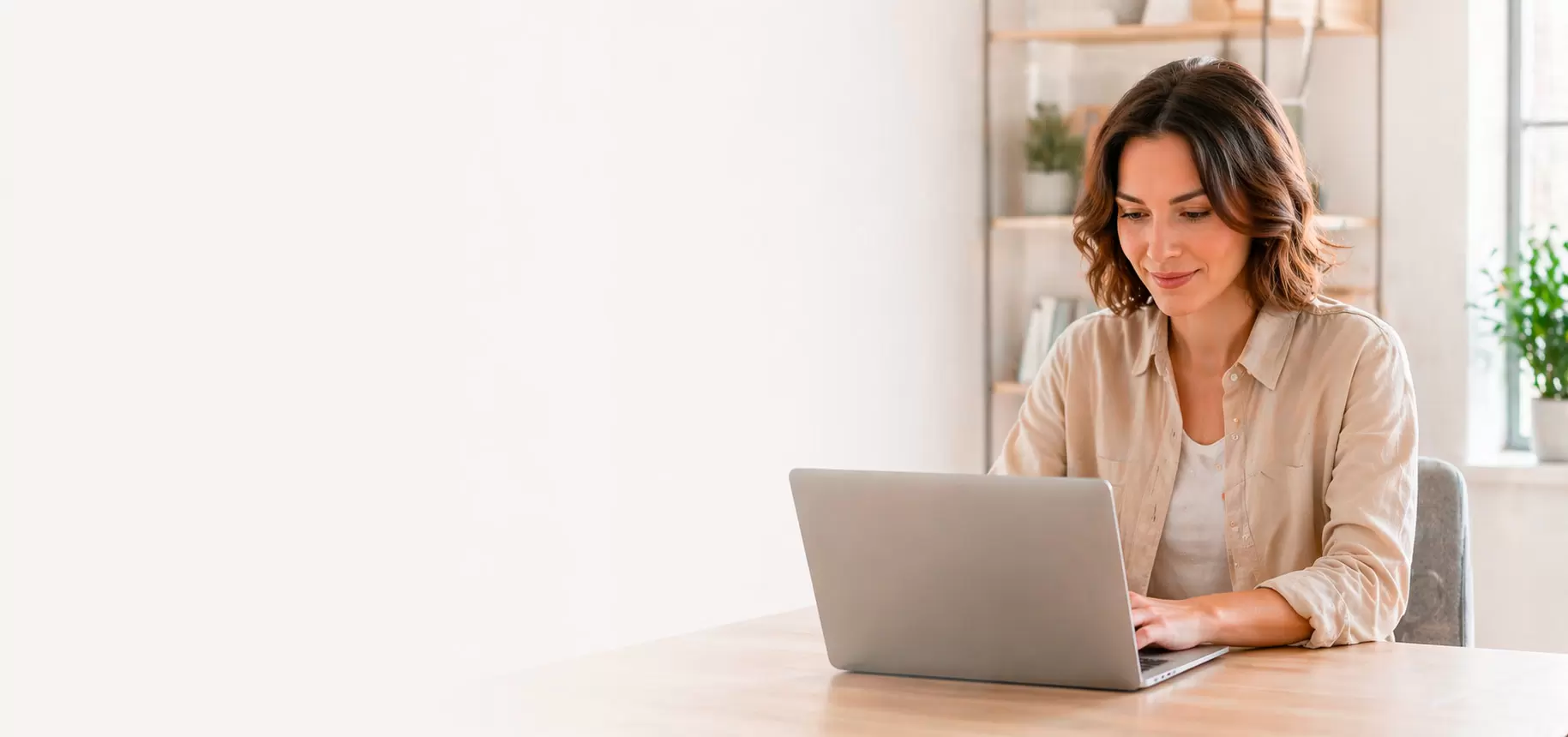 Emprendedora gestionando su tienda dropshipping desde casa